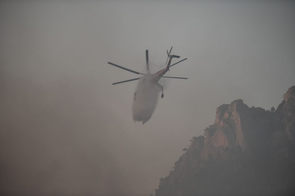 Μεγάλη αναζωπύρωση σε Κάρυστο – Εκκενώνονται οικισμοί – Κάηκαν σπίτια στη Ρόδο (upd)