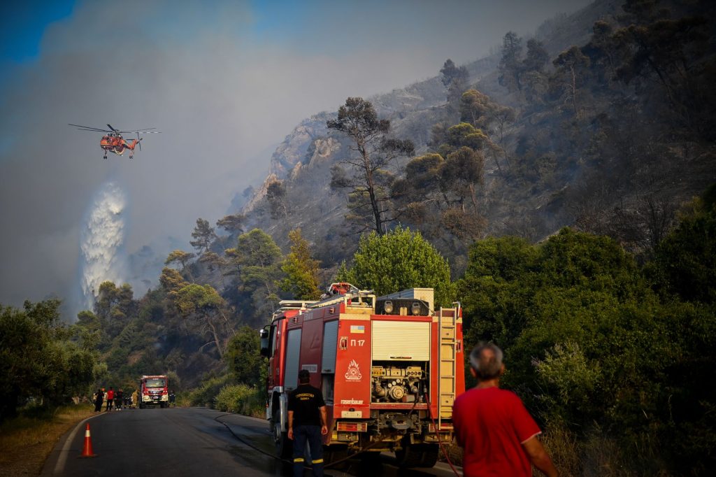 Απίστευτο βίντεο από το Αίγιο: Η φωτιά πλησίαζε τα διόδια και αυτά λειτουργούσαν κανονικά – Ανεξέλεγκτο το μέτωπο