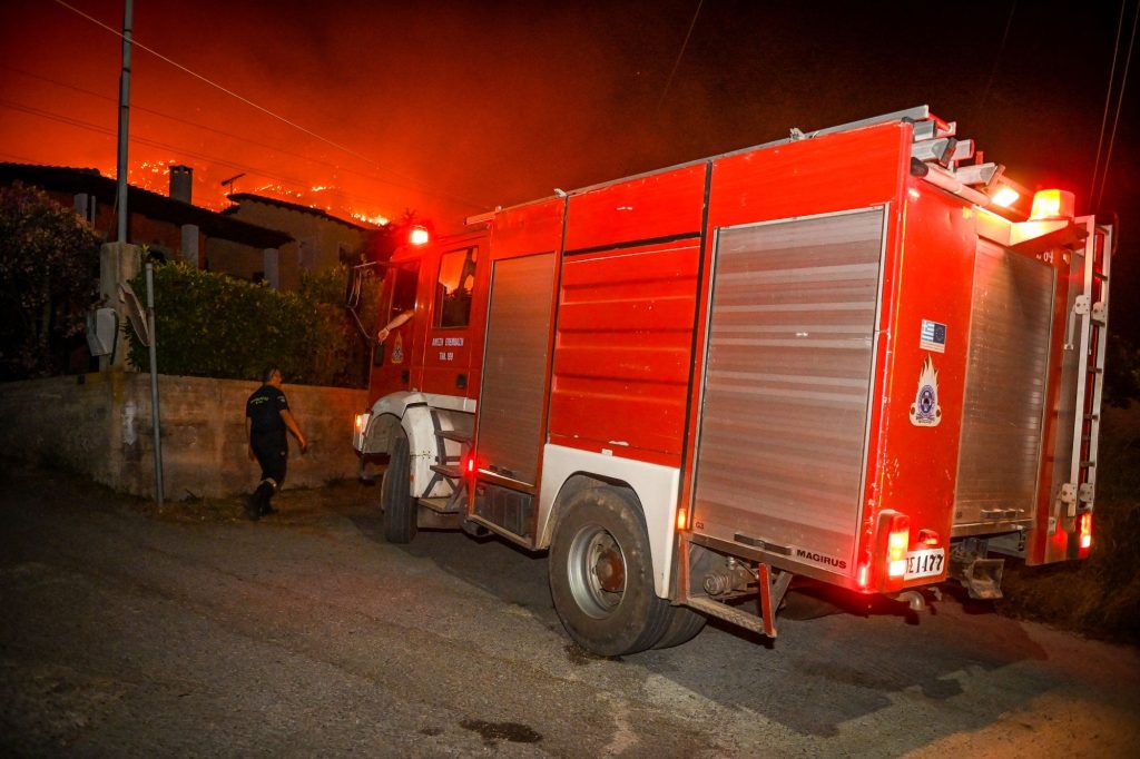 Πυροσβέστης για φωτιά στην Κάρυστο: «Καλύτερη η εικόνα – Μας κάνει κακό ο αέρας»