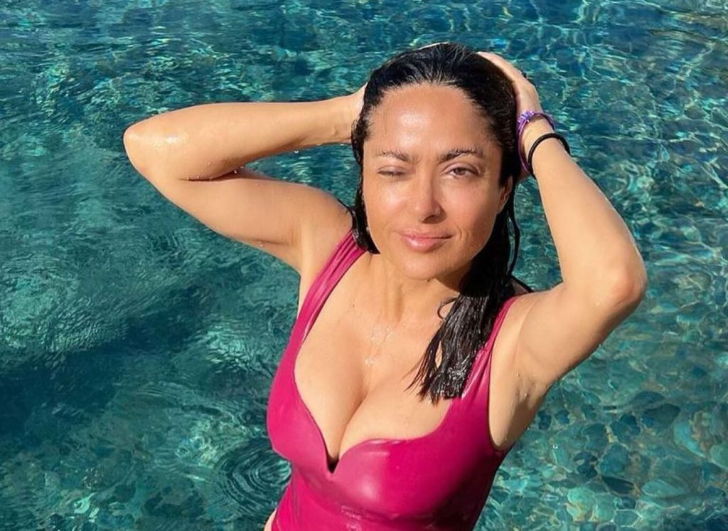 Η Σάλμα Χάγιεκ κάνει παιχνιδάκια στη θάλασσα με τον δισεκατομμυριούχο σύζυγό της (φώτο)