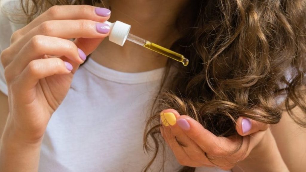 Όσα πρέπει να ξέρετε για το λάδι μαλλιών – Πόσο συχνά πρέπει να το εφαρμόζετε