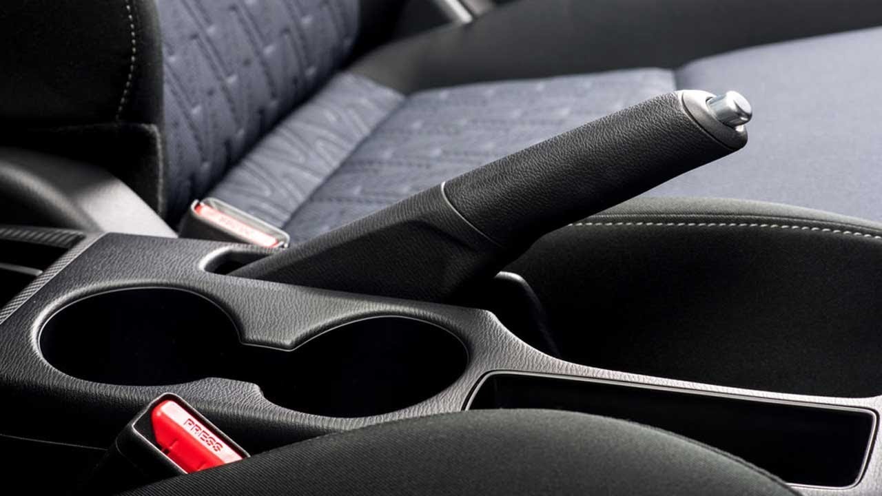 Καλύτερα να το σταματήσεις: Αυτό είναι το λάθος που κάνεις με το χειρόφρενο του αυτοκινήτου (βίντεο)