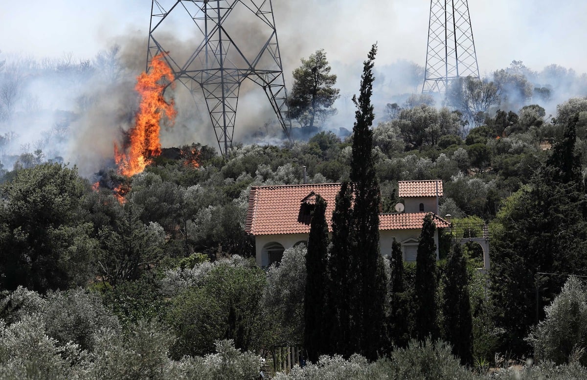 Φωτιά στην Κάρυστο: Η δραματική έκκληση πυροσβέστη στον ασύρματο – «Δεν έρχεται νερό κάτω»