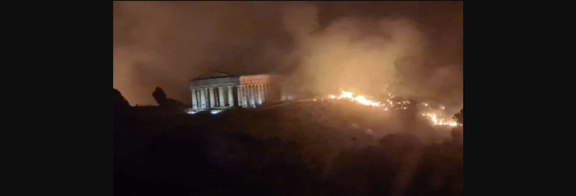 Σικελία: Δωρικός ναός κυκλώθηκε από τις φλόγες (φωτο)