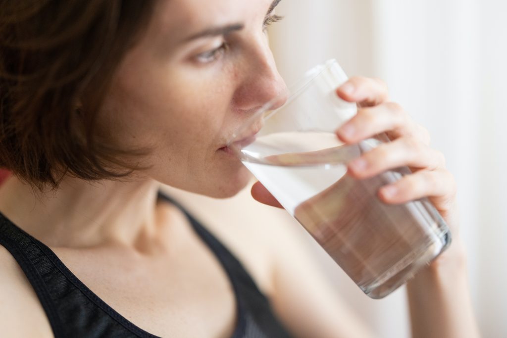 Δείτε γιατί πρέπει να πίνετε νερό με άδειο στομάχι