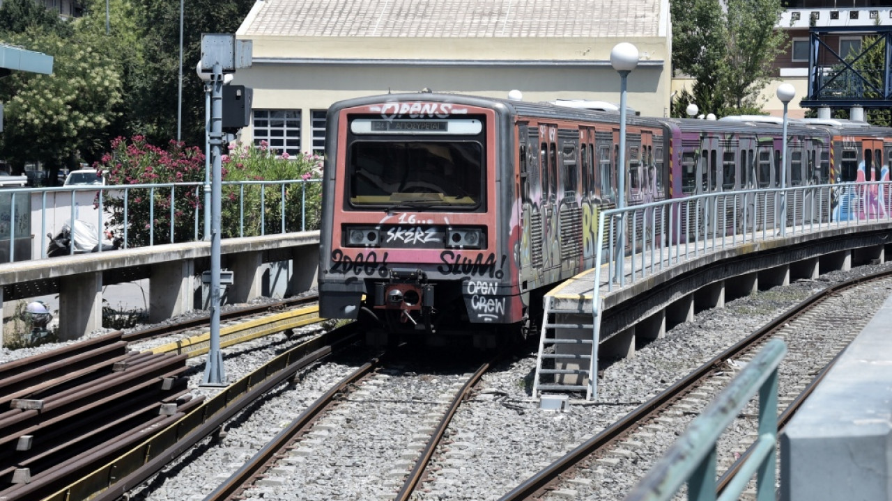 Πτώση ατόμου στις γραμμές του ηλεκτρικού στην Καλλιθέα – Ανασύρθηκε χωρίς τις αισθήσεις του
