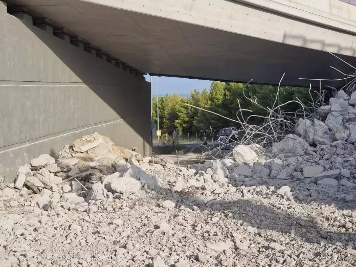 Πάτρα: Έσπασε το μεγάλο κομμάτι της γέφυρας που κατέρρευσε – Δεν υπάρχει άλλος άνθρωπος κάτω από τα συντρίμμια