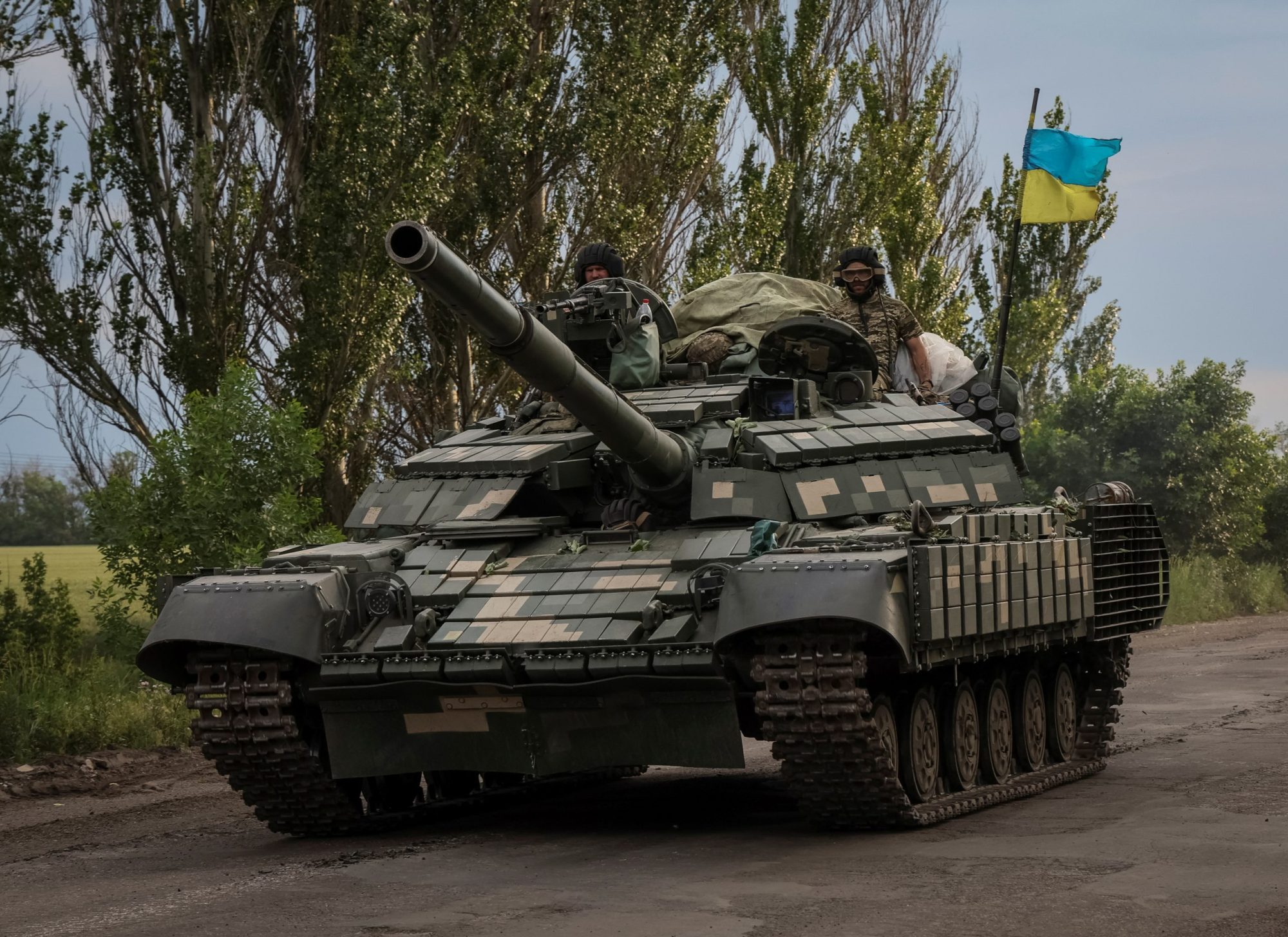 Οι Ουκρανοί ανακοίνωσαν την κατάληψη του Ραμποτίνο και ύψωσαν σημαία – Διαψεύδουν οι Ρώσοι: «Αποκρούσαμε τις επιθέσεις τους»