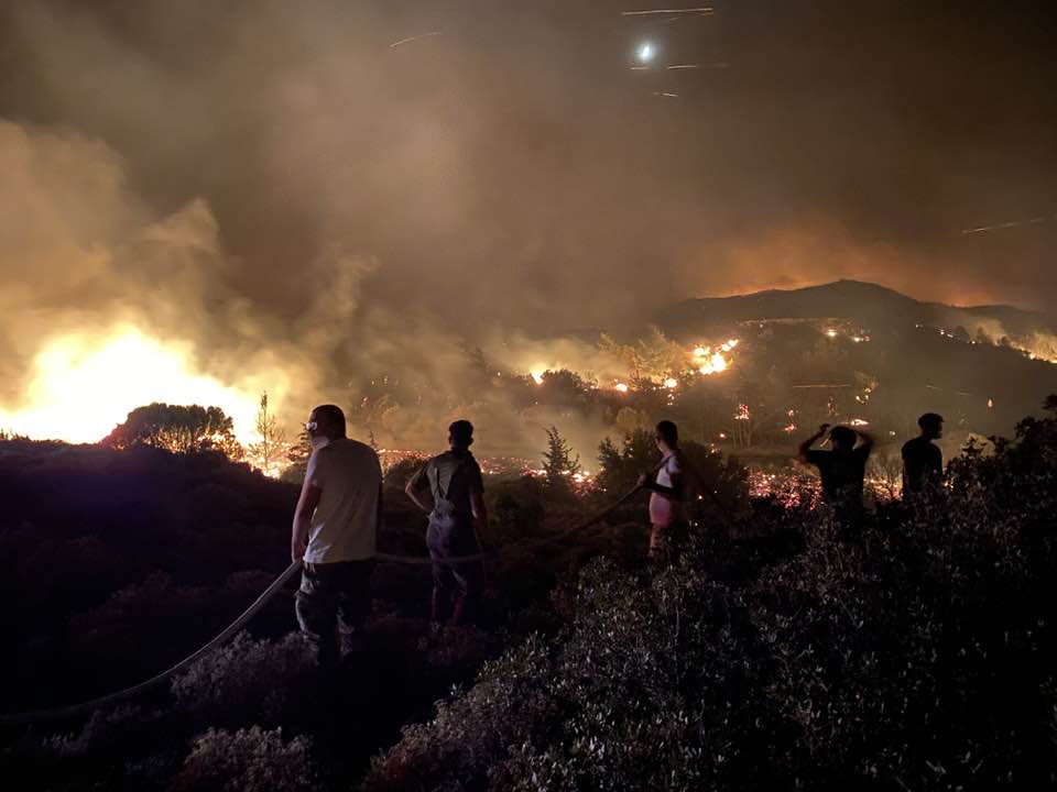 Μαίνεται η «πύρινη κόλαση» στη Ρόδο: Βίντεο με πολίτη να οδηγεί εσκαφέα πάνω στη φωτιά – Σε δύο μέτωπα οι φλόγες στην Κέρκυρα