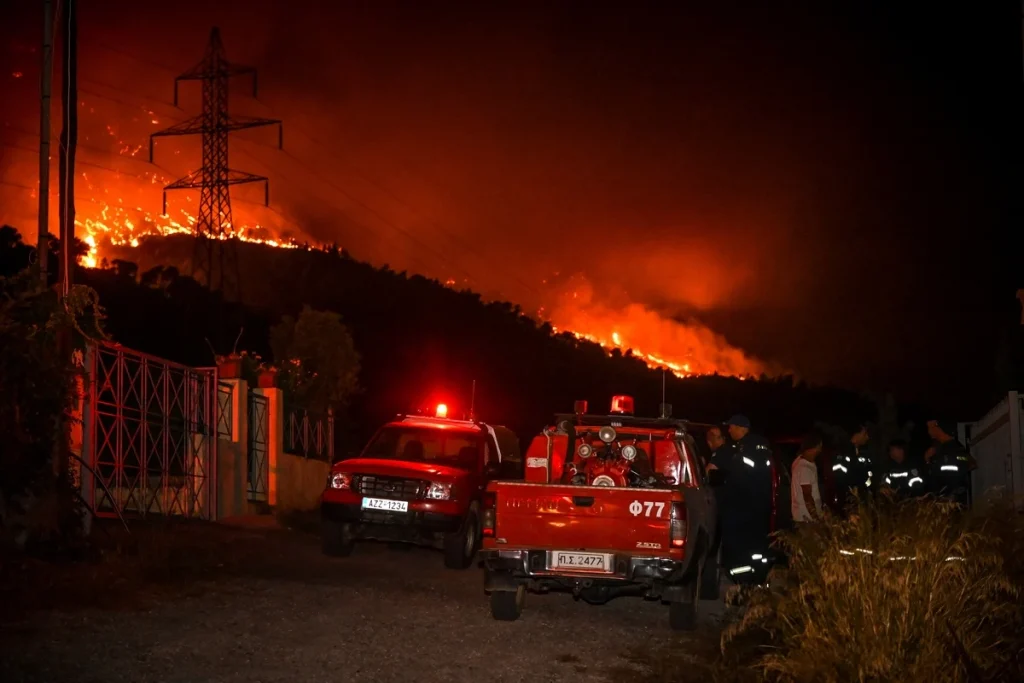 Κάτοικος Κέρκυρας: «Δεν υπάρχει και κάτι άλλο να καεί – Μέχρι την άσφαλτο έχει πάει η φωτιά»