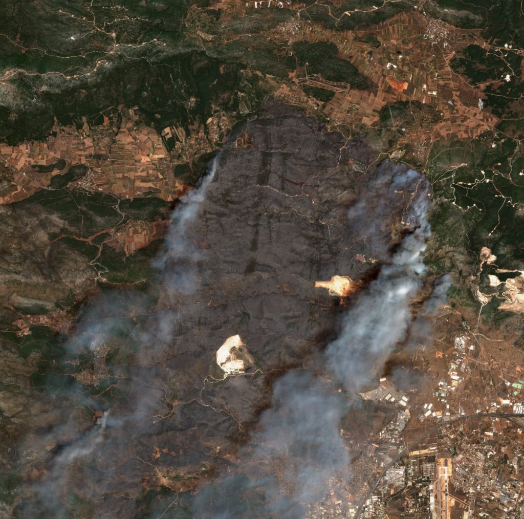 Δορυφόρος κατέγραψε απίστευτες εικόνες την έκταση του πύρινου μετώπου στη Ρόδο (φωτο)