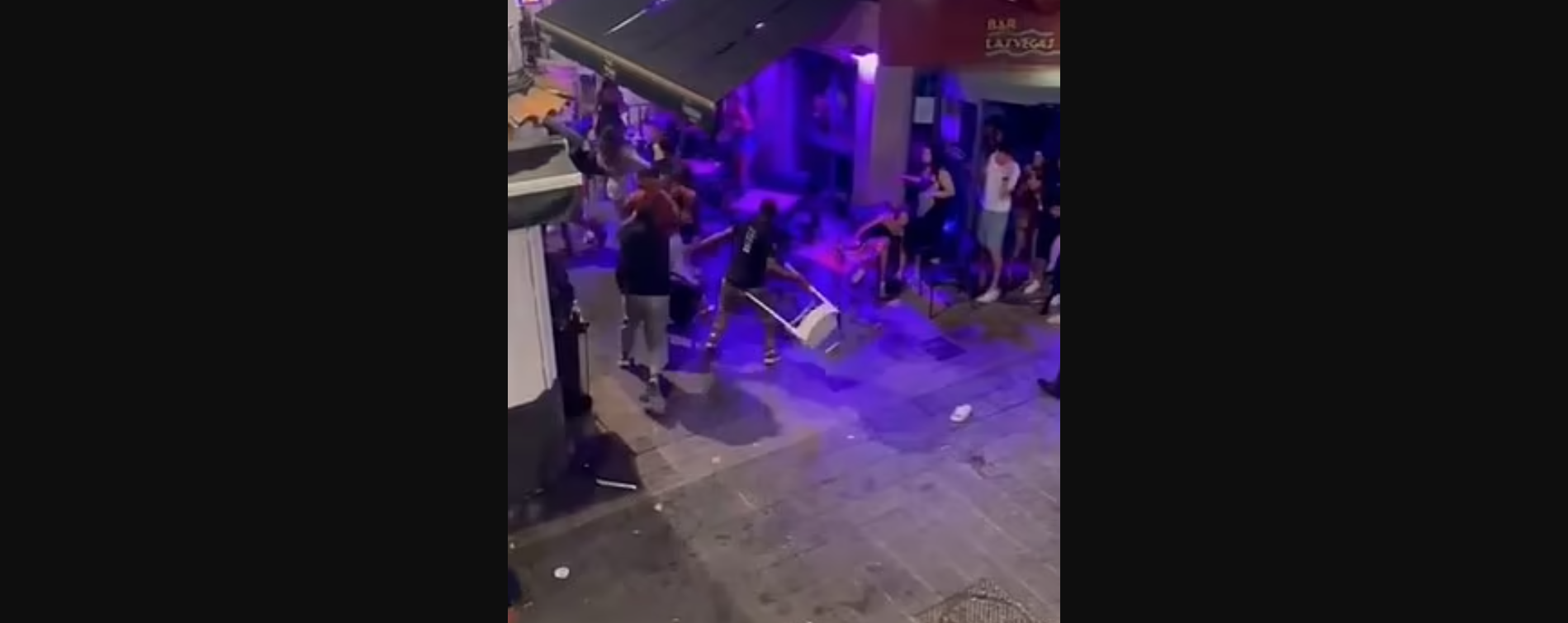 Άγριο ξύλο σε κεντρικό δρόμο της Ισπανίας: Κλωτσιές, μπουνιές και «ιπτάμενες» καρέκλες (βίντεο)