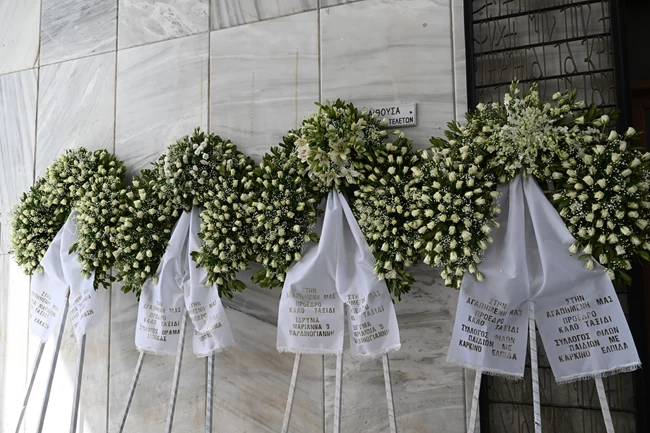 Σε στενό οικογενειακό κύκλο η κηδεία της Μαριάννας Βαρδινογιάννη – Γέμισε στεφάνια το Α’ Νεκροταφείο (φώτο)