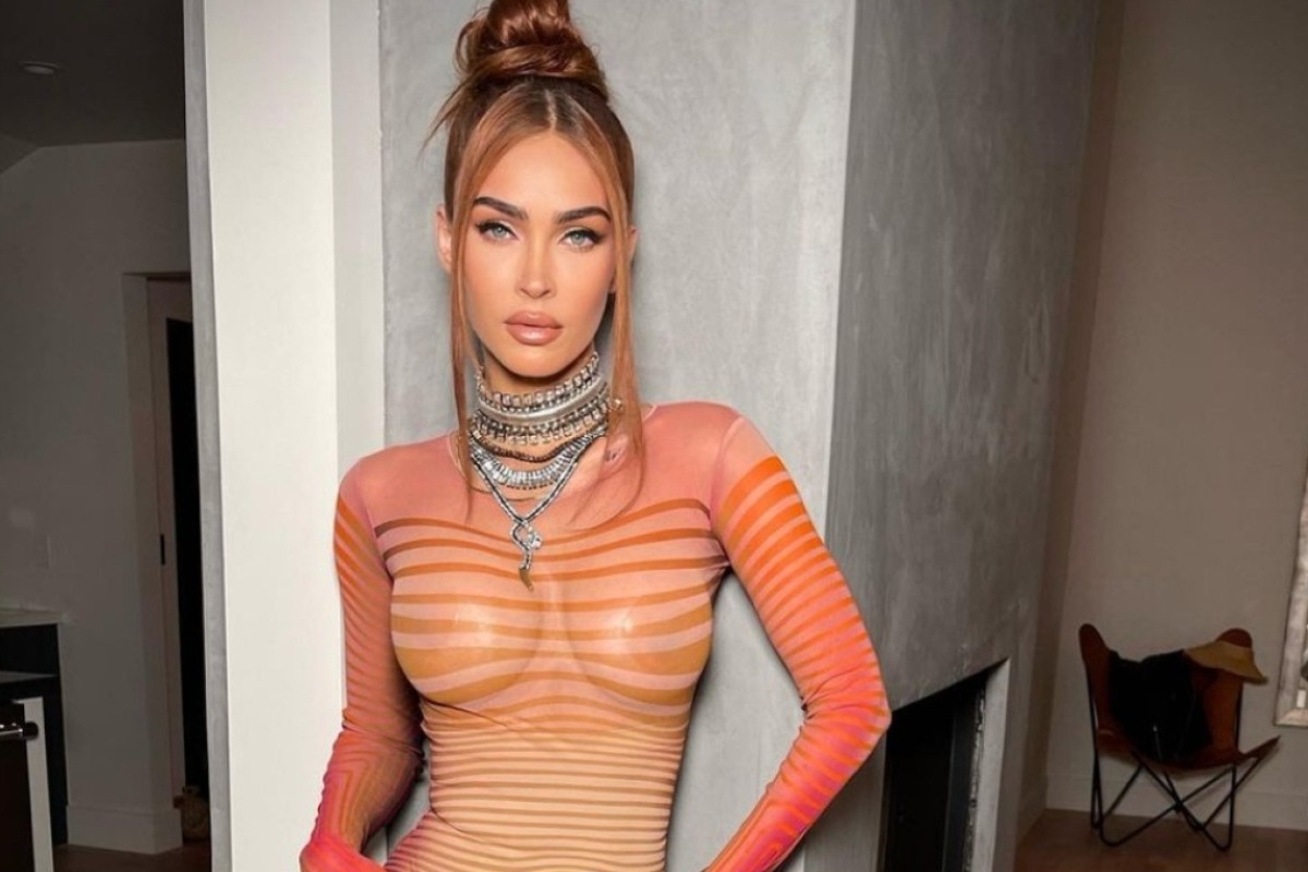 Η Μέγκαν Φοξ συνεχίζει να «κολάζει» – Ποζάρει με διάφανο φόρεμα και από μέσα φαίνονται όλα (φώτο)