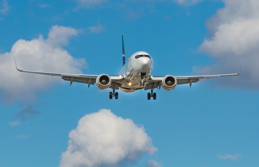 Καύσωνας: Γιατί τα αεροπλάνα επιβιβάζουν με… δελτίο επιβάτες και αποσκευές