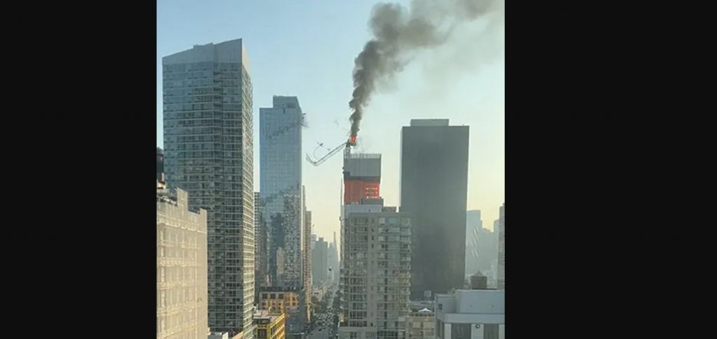 Νέα Υόρκη: Γερανός τυλίχτηκε στις φλόγες και κατέρρευσε στο Μανχάταν (βίντεο)