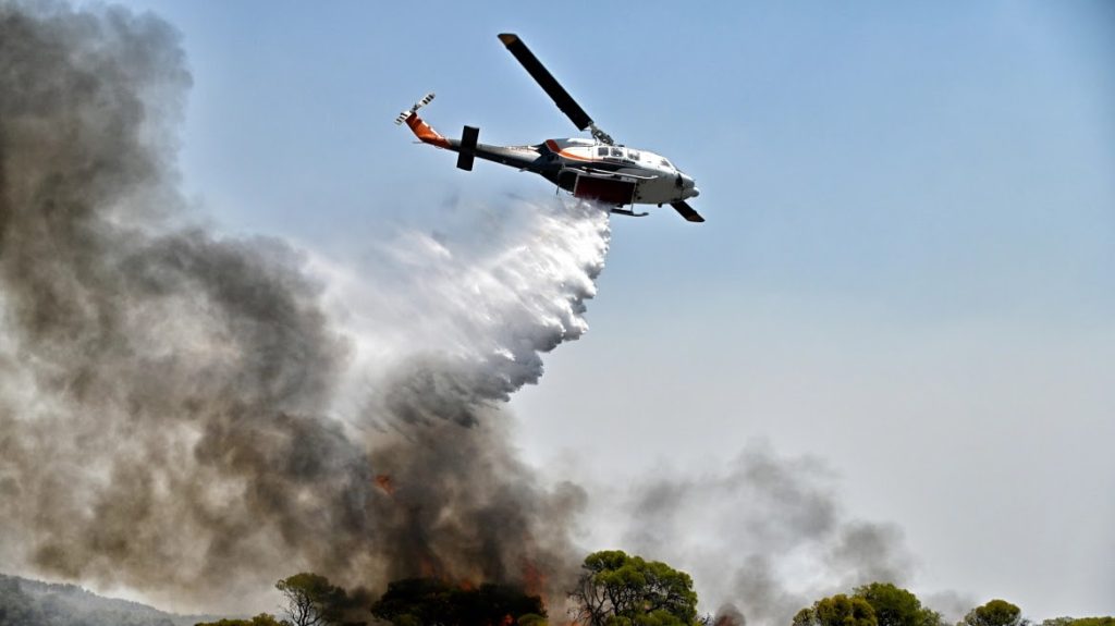 Φωτιές στην Ιταλία: Αναγκαστική προσγείωση ελικοπτέρου που συμμετείχε σε επιχείρηση