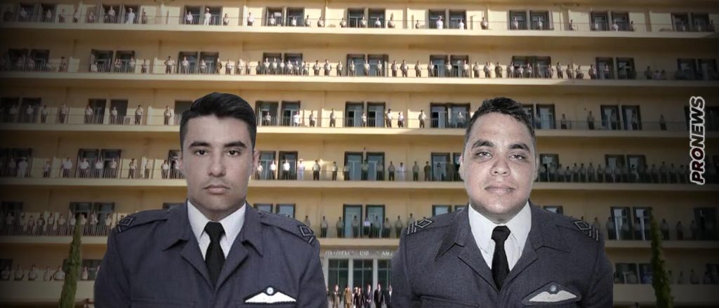 «Ράγισαν» καρδιές στο ΥΠΕΘΑ στην τελετή για τους δύο πιλότους – Το στρατιωτικό προσωπικό στάθηκε ακίνητο στα μπαλκόνια