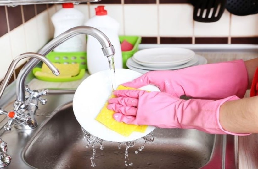 Αυτό το γνωρίζατε; – Αυτός είναι ο λόγος που δεν πρέπει να πλένετε τα πιάτα όταν έχει καταιγίδα