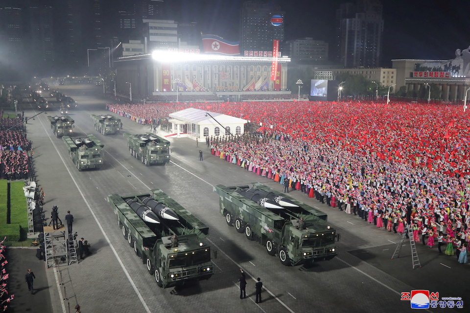 Βόρεια Κορέα: Στρατιωτική παρέλαση με νέους βαλλιστικούς πυραύλους και drone παρακολούθησε ο Κιμ Γιονγκ Ουν