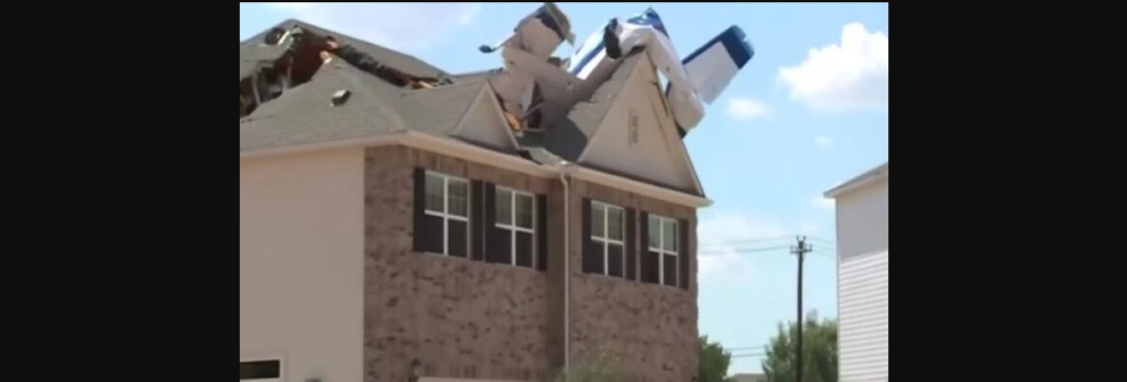 ΗΠΑ: Αεροπλάνο έχασε ύψος και έπεσε σε οροφή σπιτιού (βίντεο)