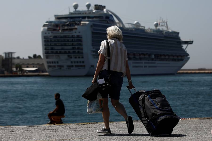 Κορυφώνεται η έξοδος των αδειούχων για τις καλοκαιρινές διακοπές – Γεμάτα αναχωρούν τα πλοία