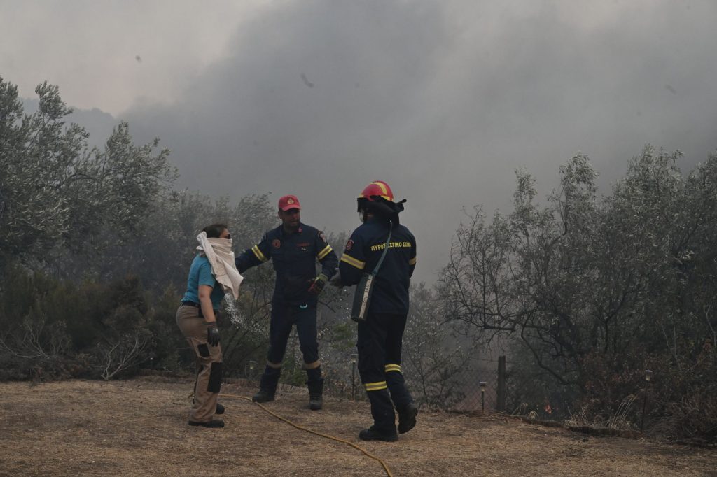 Γιατί δεν πήγε κανείς να σβήσει τη φωτιά στη Ν.Αγχίαλο – Τι αποκαλύπτει πτέραρχος – «Μέχρι 1 χλμ. μακριά φτάνουν τα θραύσματά από τις βόμβες»