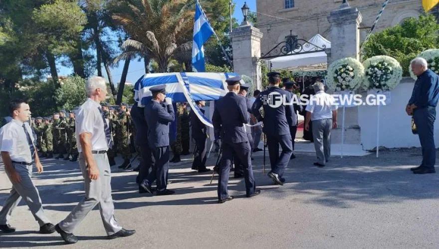 Θρήνος στην κηδεία του σμηναγού Χρήστου Μουλά στα Χανιά – Τυλιγμένο με την ελληνική σημαία το φέρετρο (βίντεο-φωτο)