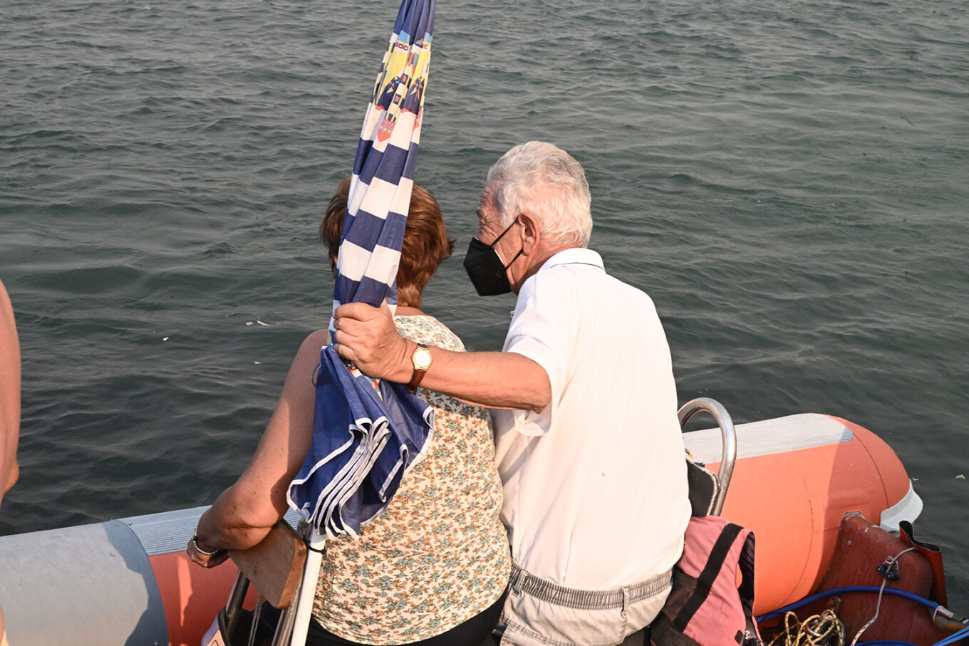 Γέμισε με φουσκωτά η παραλία της Νέας Αγχιάλου: Πολλά ιδιωτικά σκάφη βοήθησαν στην εκκένωση των κατοίκων (φώτο)