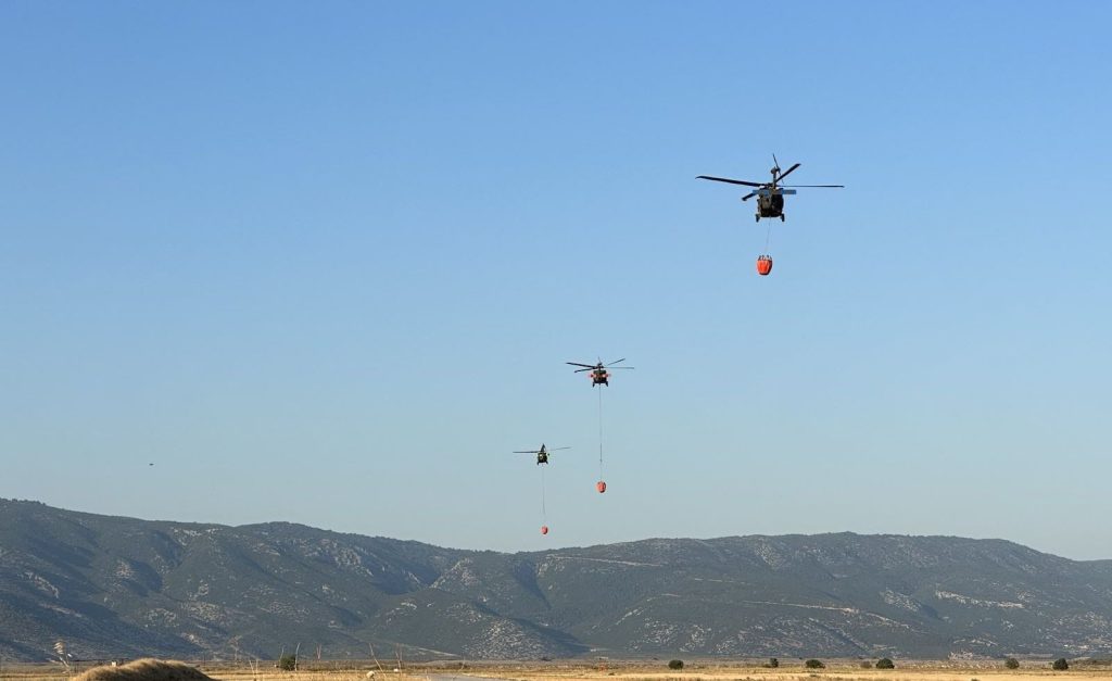 Αμερικανικά ελικόπτερα Black Hawk βοηθούν στην κατάσβεση των πυρκαγιών στην Ελλάδα (φώτο)