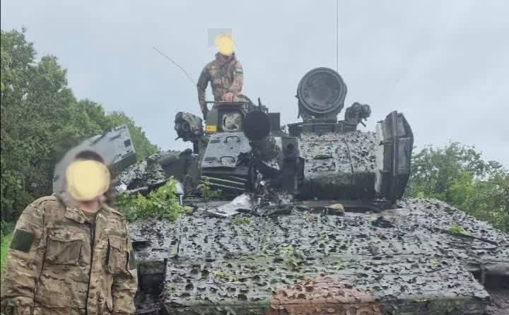 Ρώσοι στρατιώτες ποζάρουν μπροστά από σουηδικό CV90 που κατέλαβαν στην Ουκρανία