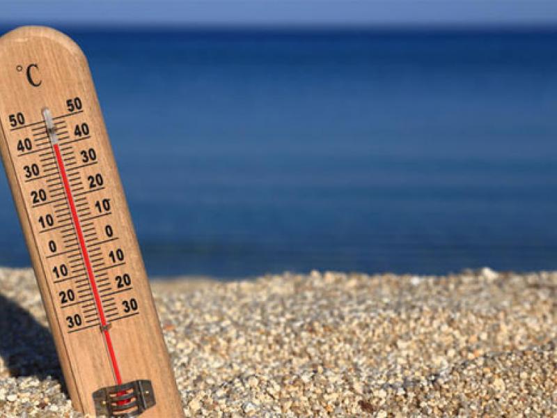 Meteo: «Έβρασε» η θάλασσα από τον παρατεταμένο καύσωνα – Πού εντοπίστηκαν οι υψηλότερες θερμοκρασίες και πού οι χαμηλότερες