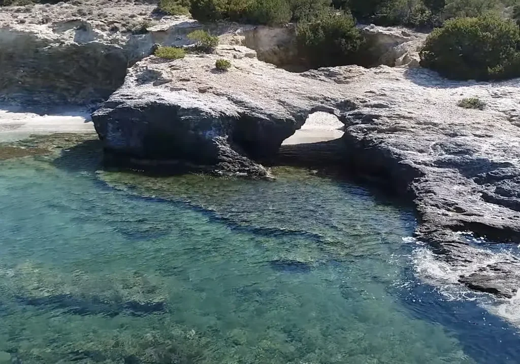 Η παραλία της Ελλάδας που βρίσκεται μέσα σε κρατήρα – Δείτε που βρίσκεται (βίντεο)