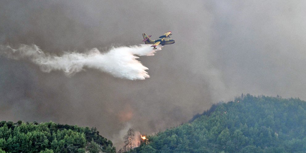 Φωτιά στην Παλαιοβαρβάσαινα Ηλείας – Επιχειρούν και εναέρια μέσα