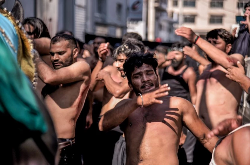 Πειραιάς: Εκατοντάδες μουσουλμάνοι αυτομαστιγώθηκαν σε μια ανατριχιαστική τελετή (φώτο)