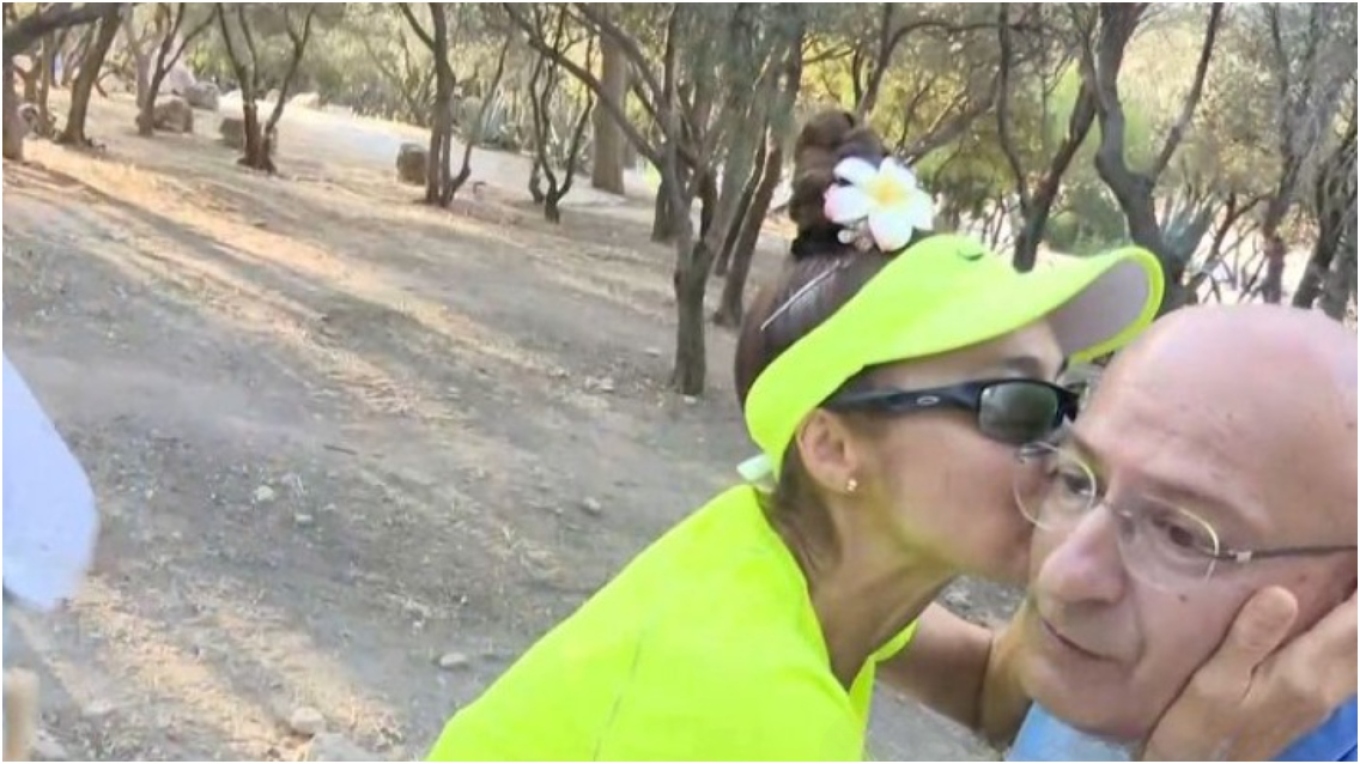 Ο Γ.Τσελίκας κάνει ρεπορτάζ στην Ακρόπολη, βρίσκει τουρίστρια, ζητά και παίρνει φιλί και ξαναζητά!