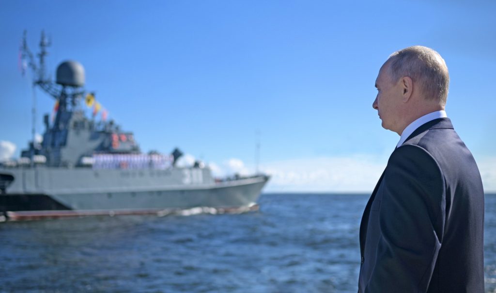 Στην Αγ. Πετρούπολη ο Β.Πούτιν για την παρέλαση του ρωσικού ναυτικού (βίντεο)