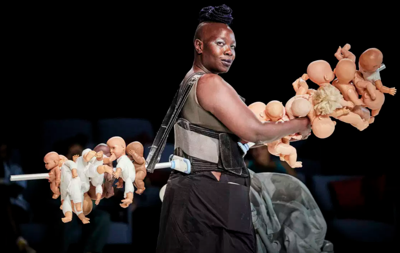 Σάλος στην Γαλλία με παράσταση: Δείχνει μαύρη γυναίκα να καρφώνει μωρά παιδιά (φώτο)