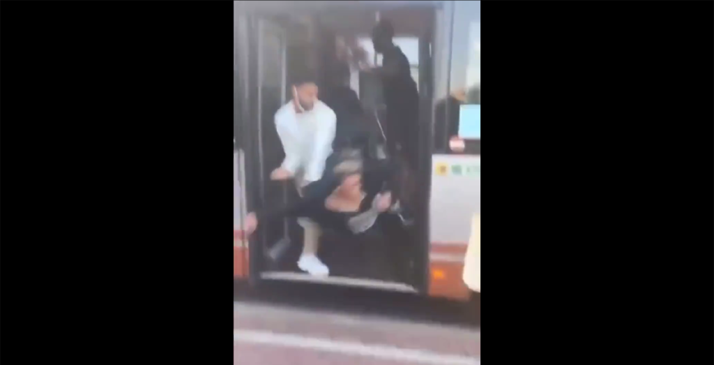 Πρωτοφανείς εικόνες στην Γαλλία: Εκσφενδονίζουν γυναίκα από λεωφορείο γιατί είναι… λευκή (βίντεο)