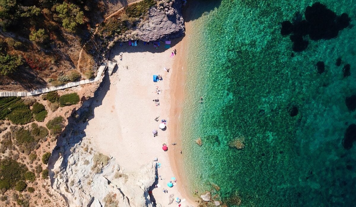 Αττική: Τρεις πανέμορφες παραλίες για όσους είναι ακόμη στην πόλη