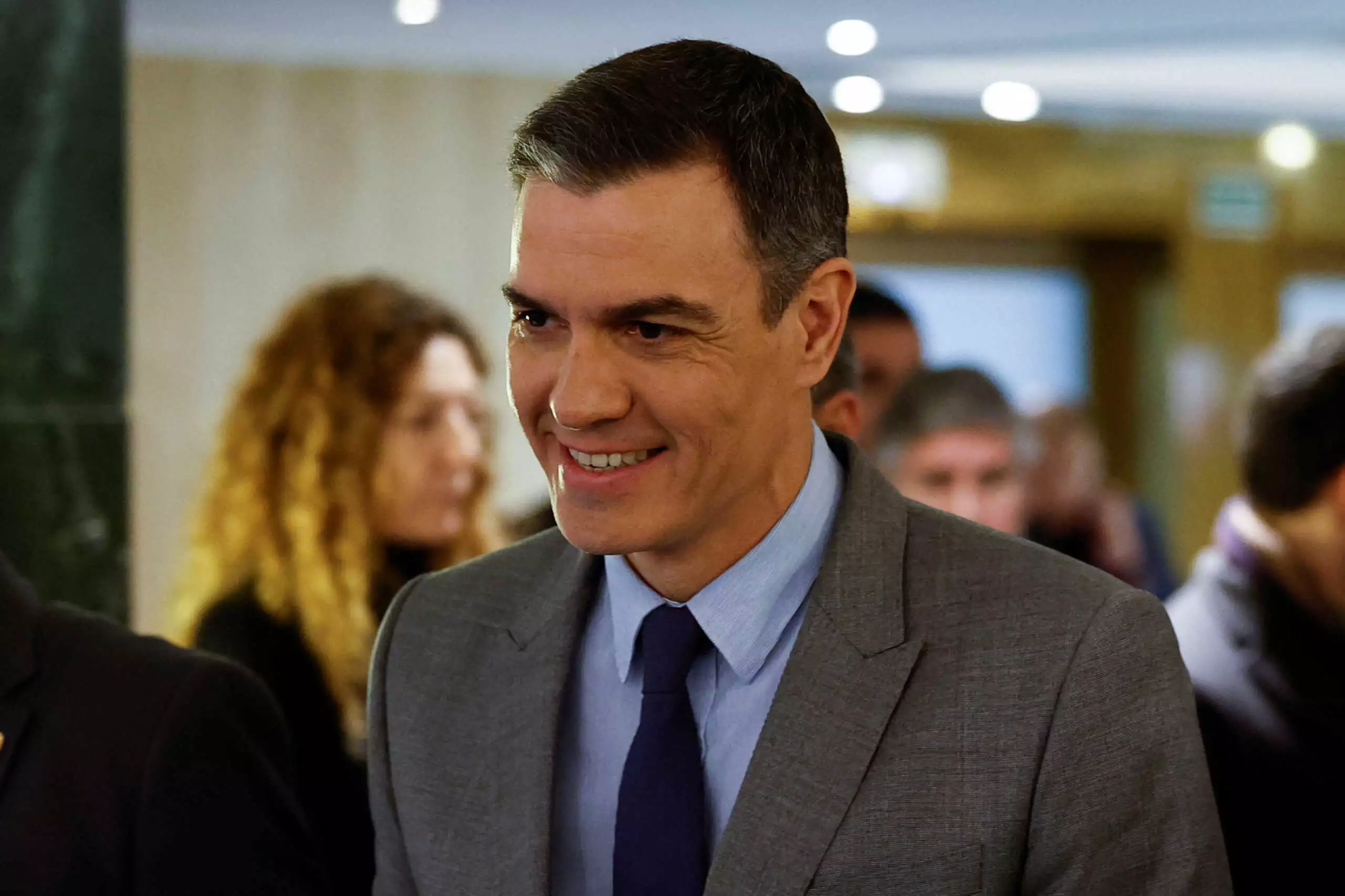 Ισπανία: Ο Π.Σάντσεθ δέχεται να συναντηθεί με τον Α.Ν.Φεϊχό αλλά μετά την ορκωμοσία της νέας Βουλής