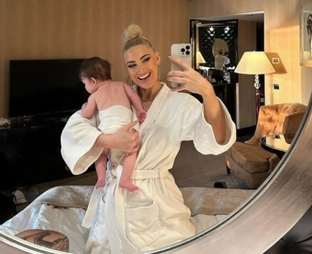 Ι.Τούνη: Ποζάρει αγκαλιά με το «νουνίτο» και φόντο το ηλιοβασίλεμα της Σαντορίνης και το Instagram «λιώνει» (φώτο)