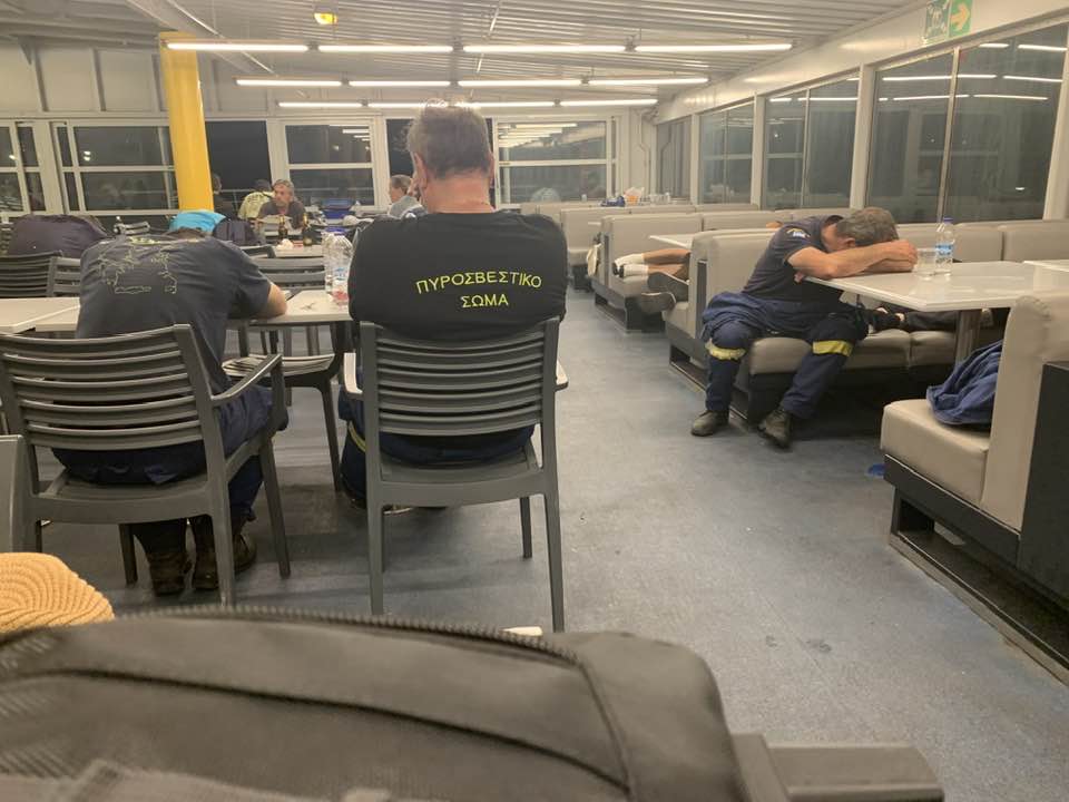 Ντροπή: Πυροσβέστες κοιμούνται στα πατώματα και στα τραπέζια επιστρέφοντας από τις φωτιές στη Ρόδο (φώτο)