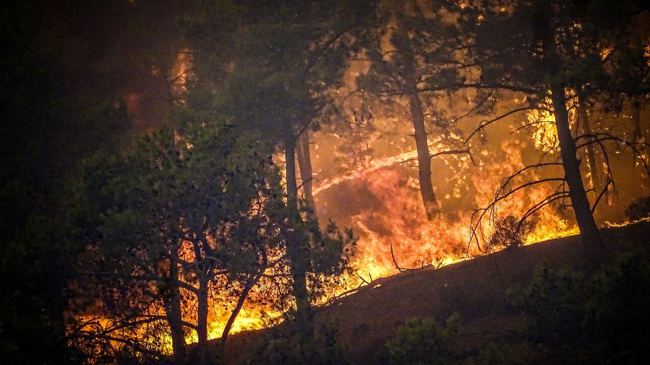 Κεφαλονιά: Μεγάλη φωτιά κοντά σε κατοικημένη περιοχή στα Σπαρτιά (φώτο)