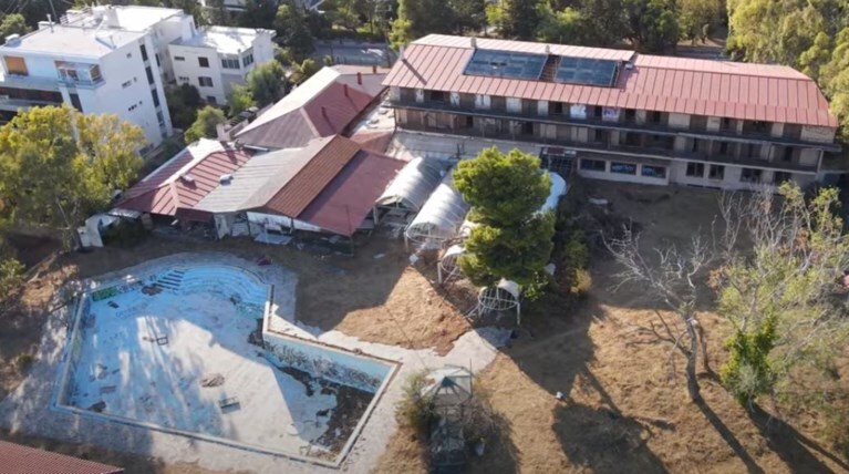 Κηφισιά: Φωτιά στο εγκαταλελειμμένο ξενοδοχείο «Grand Chalet»