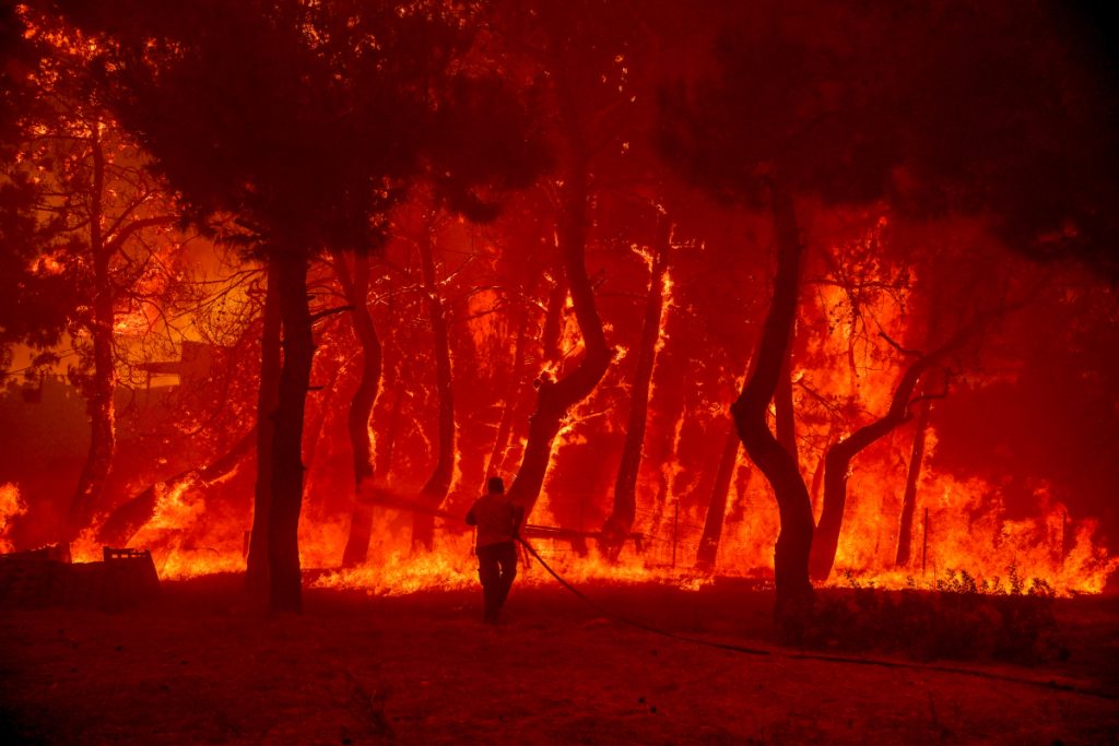 Χίος: Σε εξέλιξη η φωτιά που προκλήθηκε από τροχαίο ατύχημα! – Εκκενώθηκαν δύο οικισμοί