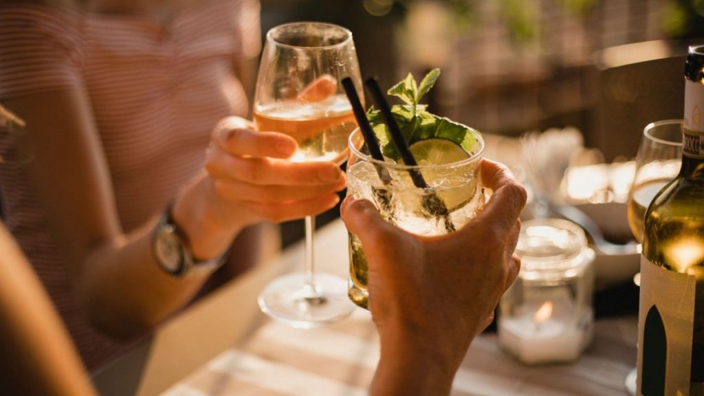 Νέα μελέτη: Η συχνή κατανάλωση αλκοόλ αυξάνει την αρτηριακή πίεση ακόμη και στους υγιείς