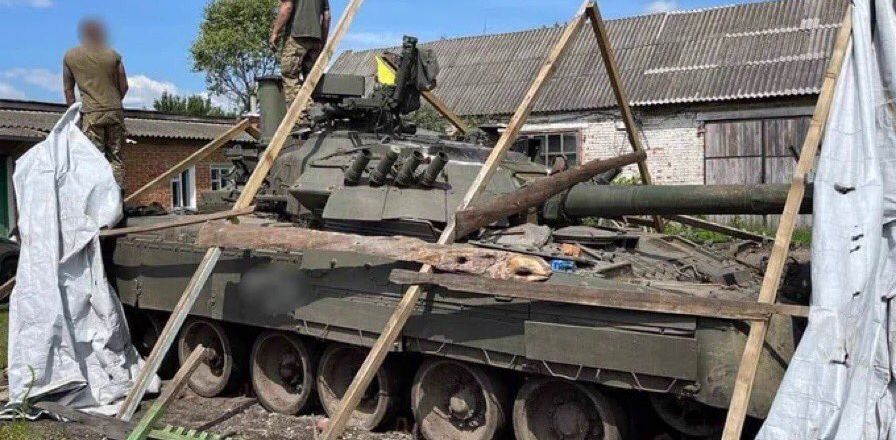 Οι ουκρανικές αρχές εντόπισαν ρωσικό άρμα μάχης T-80 σε αυλή στο Σούμι – Το κρατούσε για σουβενίρ ο ιδιοκτήτης του σπιτιού