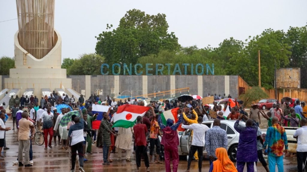 Νίγηρας: Η Βρετανία καταδικάζει την απόπειρα «υπονόμευσης της δημοκρατίας» μετά το στρατιωτικό πραξικόπημα