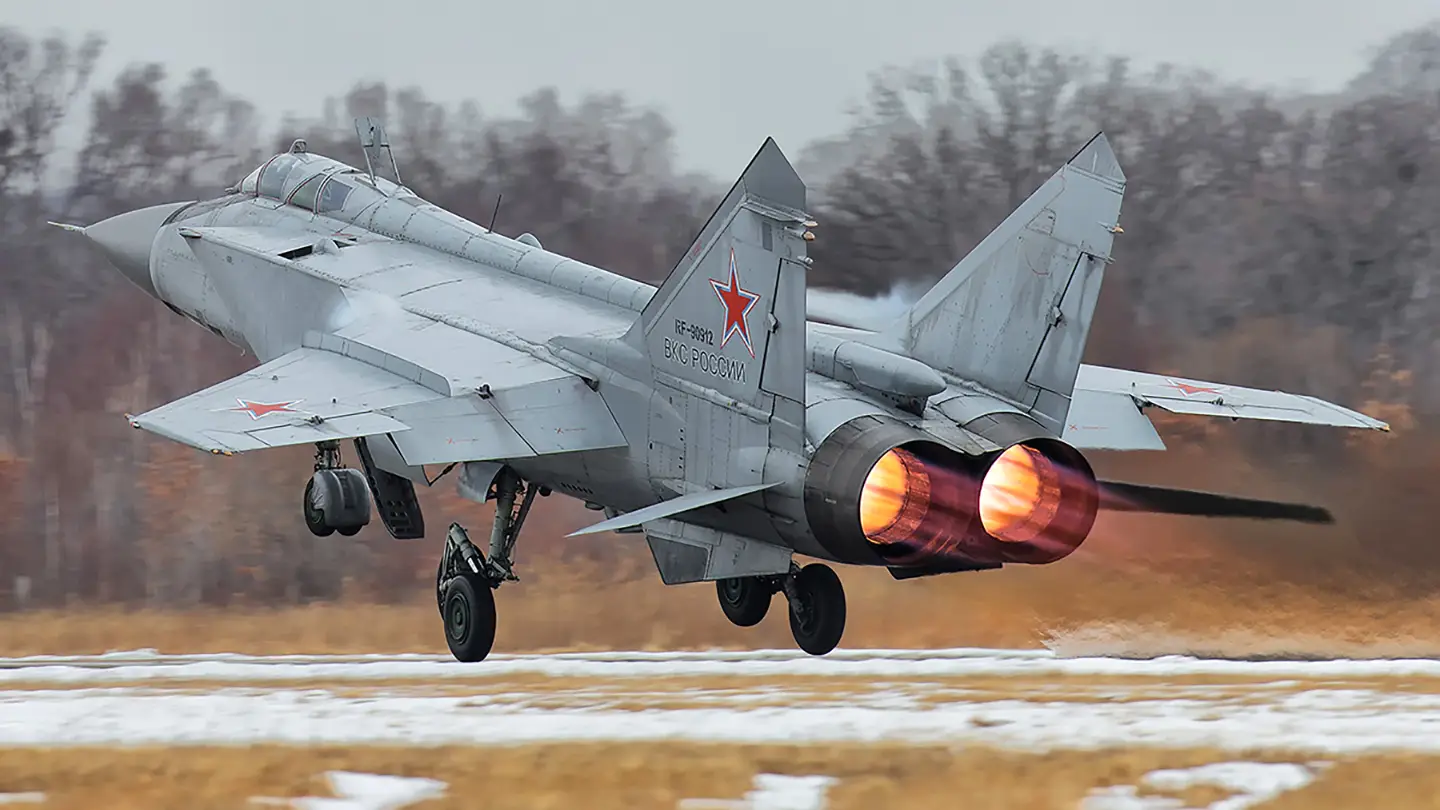 H ρωσική Αεροπορία παρέλαβε παρτίδα με νέα αναβαθμισμένα μαχητικά MiG-31